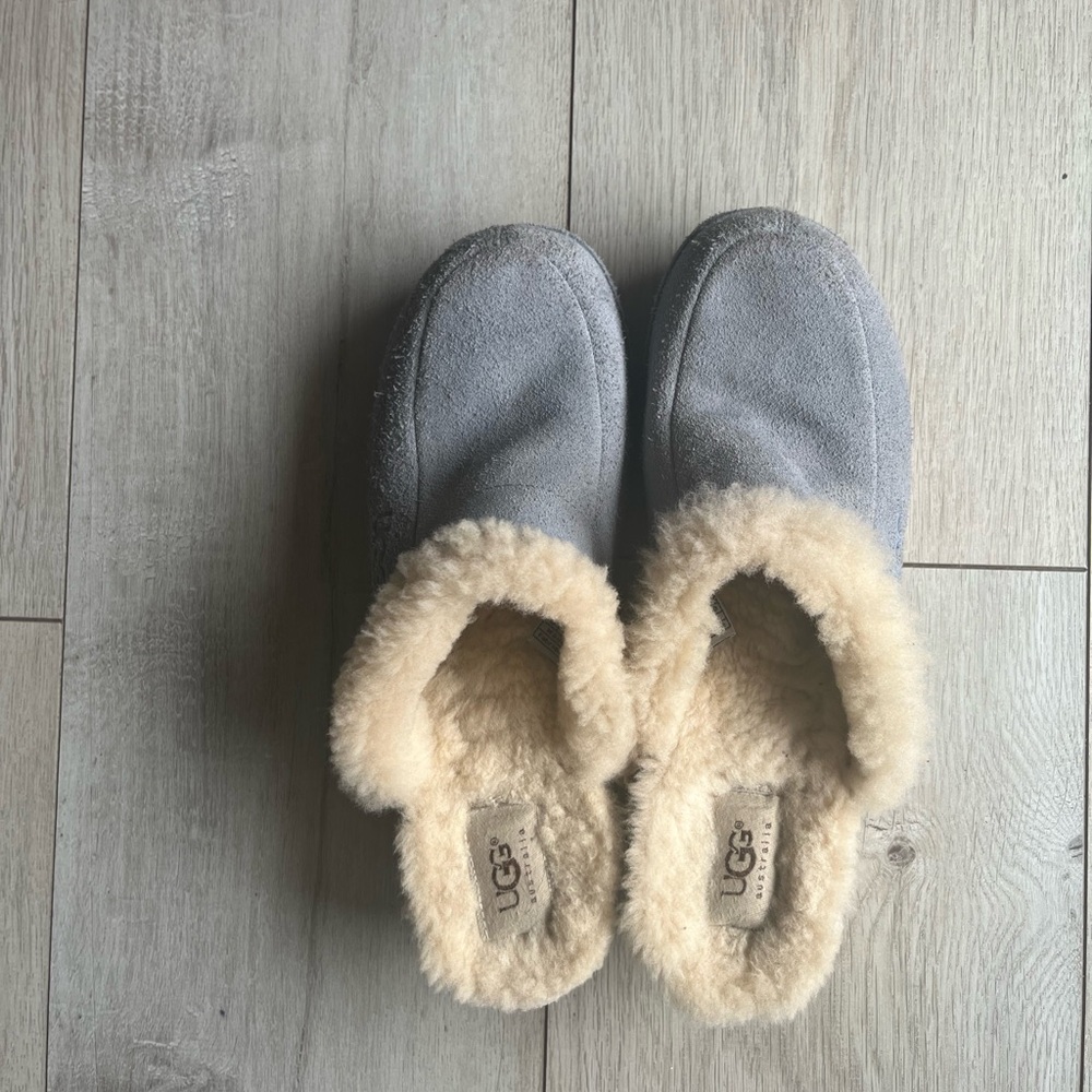 Women’s Uggs greyish blue clogs with fluffy lining. Super cozy material